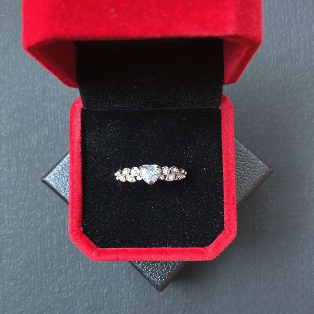 Women’s Heart Shaped Ring Size 8. - Picture 2 of 8